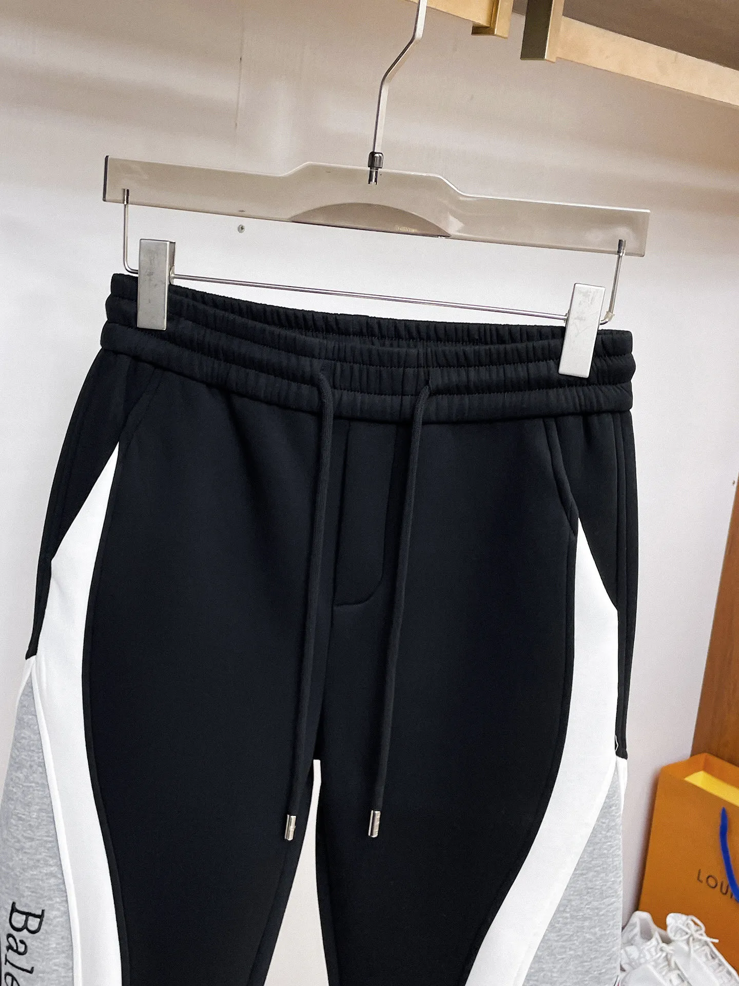 Balenciaga 🆕2026 Autumn and Winter New Arrival Casual Pants! The official website will be released simultaneously. Brand Classic LOGO casual pants, customized fabrics, excellent comfort and strong touch. Highly recognisable, perfect appearance and craftsmanship. Size:M-3XL
